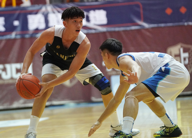 萬能科大李家俊（左）單場進帳26分、14籃板，刷新個人UBA一級紀錄。（大專體總提供）