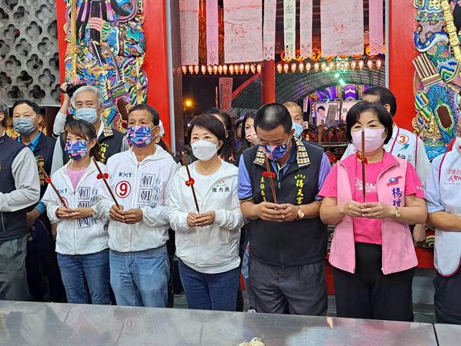 市长卢秀燕晚上在市议员赖朝国等人陪同下，到潭子区得天宫上香参拜。(陈世宗摄)