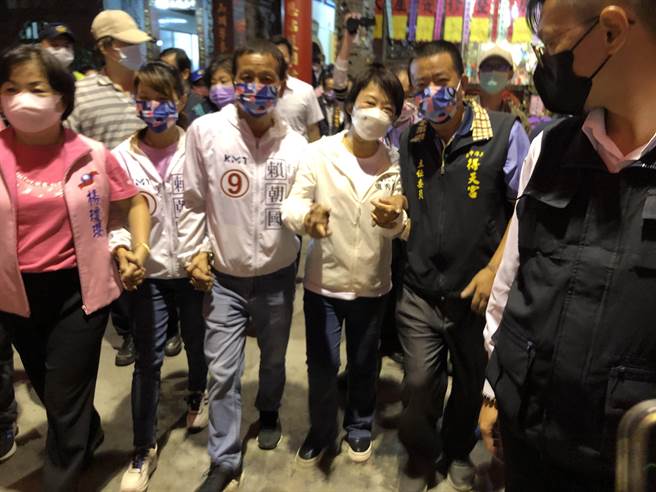 卢秀燕和立委杨琼璎分别牵着赖朝国夫妻的手进场，向选民极力推荐赖朝国。(陈世宗摄)