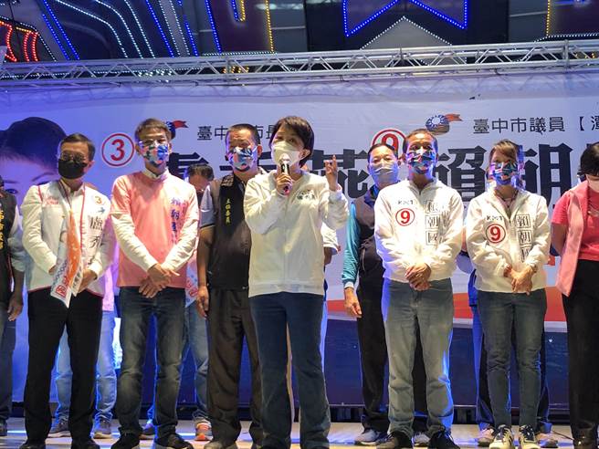 市长卢秀燕细数她四年来在潭子区的政绩，强调选对人很重要。（陈世宗摄）