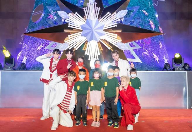 「原子少年」土星、创办人夫人与伯特利全人关怀协会受赠孩童合影。（微风慈善基金会提供）