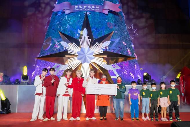 「原子少年」土星（左起）、创办人夫人与伯特利全人关怀协会受赠孩童合影。（微风慈善基金会提供）