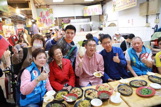 赵少康(右2)力挺谢国梁(右3)。（图／取自谢国梁脸书）