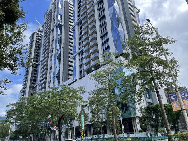 （三圆今天举办法说会，史上规模最大都更案「台北之星」等产权分权完成，预计明年第一季正式开卖。图／蔡惠芳）