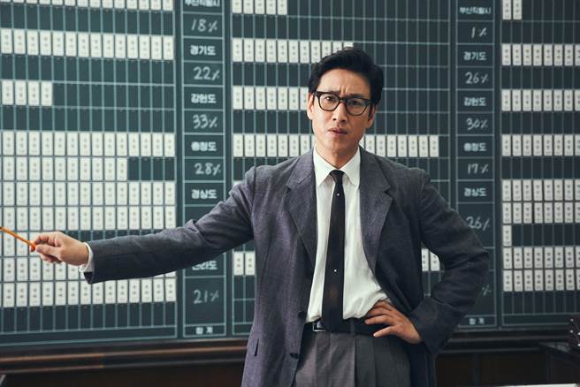 李善均在《王者制造》中饰演一名选举策略家。（华映提供）