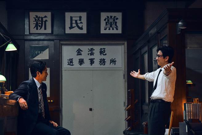 薛景求（左）推荐李善均给《王者制造》导演边圣铉。（华映提供）