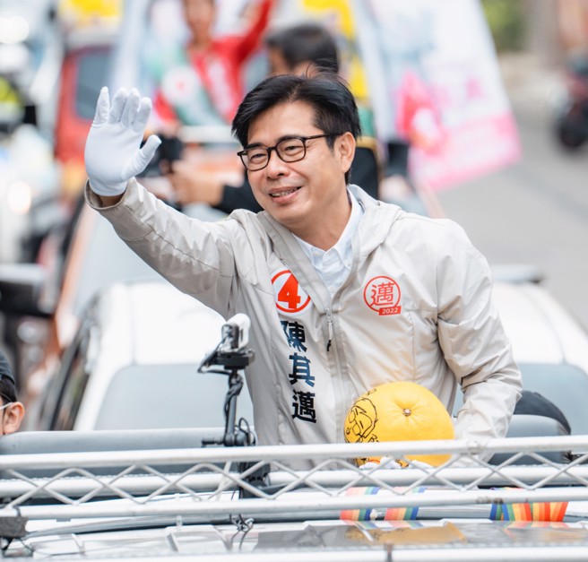 高雄市長陳其邁24日掃街拜票時，受到民眾熱烈歡迎。(摘自陳其邁粉專)