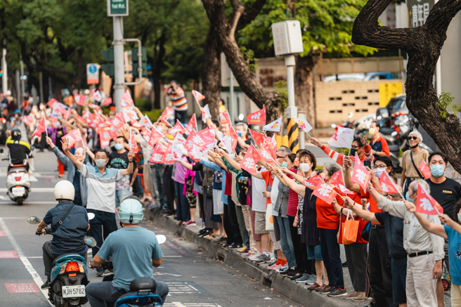 陳其邁掃街拜票，民眾揮旗熱烈歡迎。(摘自陳其邁粉專)