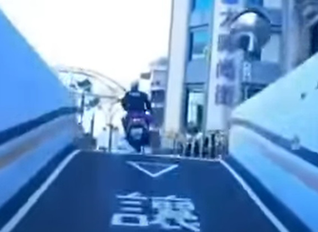 1名阿北疑似被一旁骑士的超越后，受到刺激竟开始狂飙，没想到在地下道的出口因机车弹跳，车子不稳惨摔在地。（翻摄自脸书Wowtchout-地图型行车纪录器分享平台）