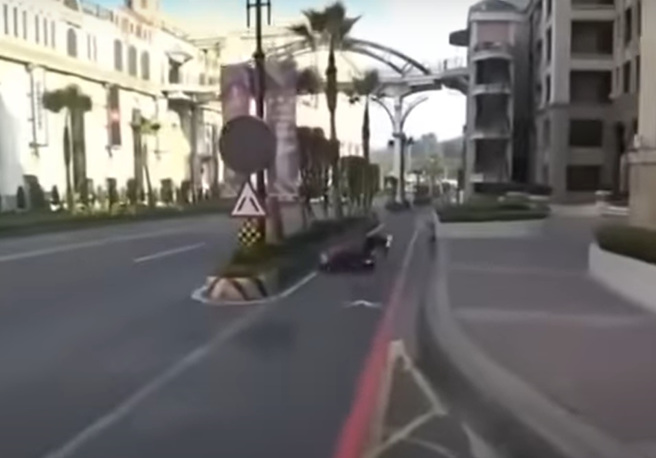 1名阿北疑似被一旁骑士的超越后，受到刺激竟开始狂飙，没想到在地下道的出口因机车弹跳，车子不稳惨摔在地。（翻摄自脸书Wowtchout-地图型行车纪录器分享平台）