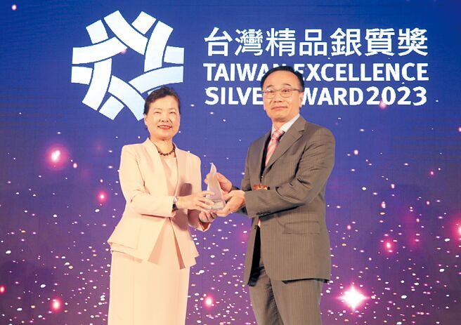 東元「移動式協作機器人」T-PAL榮獲台灣精品銀質獎，由東元電機總經理范炘（右）上台領獎。圖／東元提供