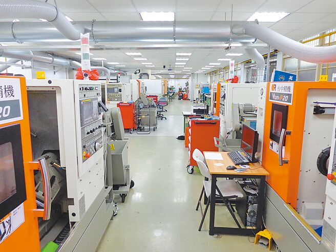 万能科大精工系建置「智慧制造与智慧生产实习工厂」，让学生提升高阶精密机械的加工技术能力。图／万能科大提供