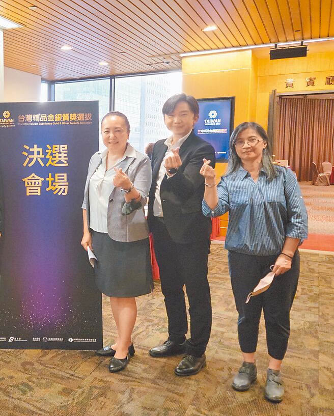 有量科技的二輪電動車電池組獲頒2023台灣精品獎；圖為有量業務行銷協理汪嘉媛（左）與同仁開心合影。圖／業者提供