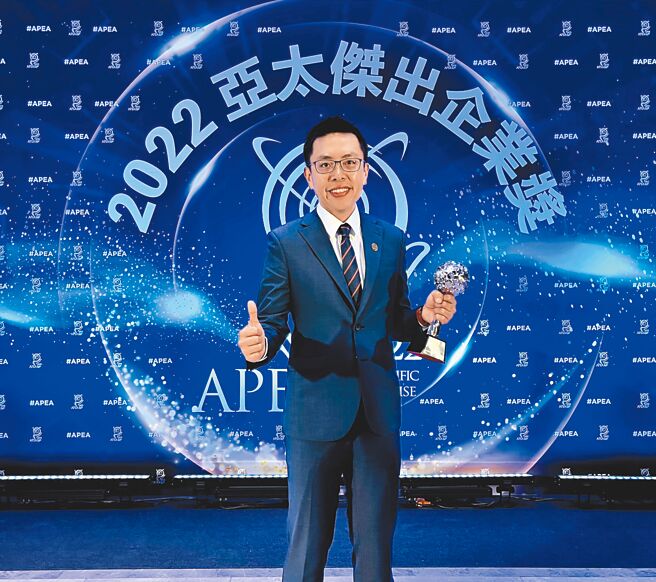 公胜保经为业内唯一荣获亚太杰出企业奖「优异励志品牌奖」，由公胜保经总经理蔡圣威领奖。图／公胜保经提供