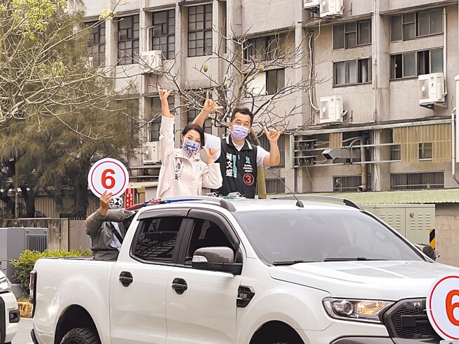 民眾党新竹市长候选人高虹安（左）表示，选前3天公布断章取义的录音檔，到底是为政治的公共利益，还是为个人政党的政治利益，这已很明显。图为高虹安车扫拜票。（王惠慧摄）