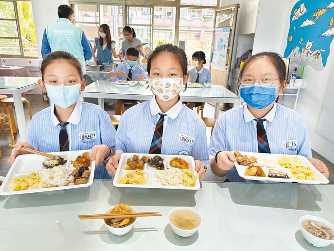 嘉义市政府与沣食公益饮食文化教育基金会联手，日前共同研发全台第1套「石斑鱼食谱」，吃过的学生都夸美味。（嘉义市政府提供／吕妍庭嘉义传真）