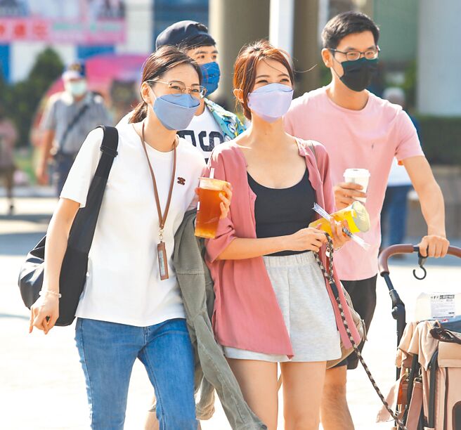 疫情指挥中心预告12月初第1阶段口罩松绑，图为假日逛街的民眾，仍戴着口罩防疫。（本报资料照片）