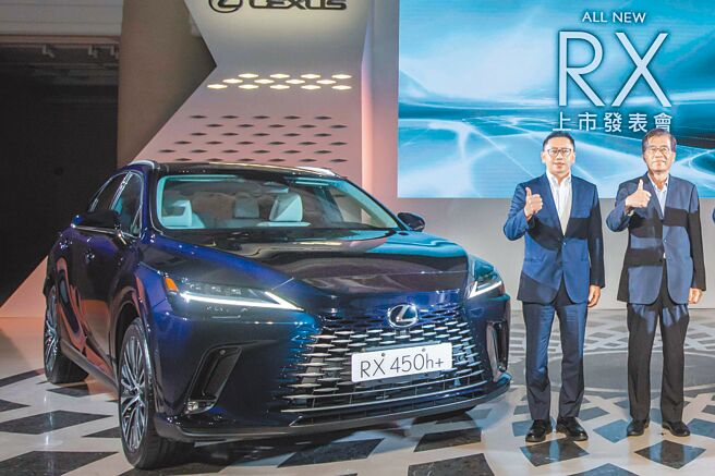 和泰汽车董事长黄南光（右）、总经理苏纯兴（左）昨日出席LEXUS ALL NEW RX上市发表会。（和泰车提供）