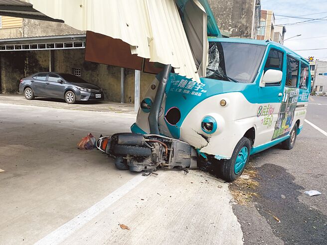 民進黨台南市議員候選人陳皇宇的宣傳車23日未執行選務行程，卻在開往加油途中不幸撞死1名78歲婦人。（曹婷婷攝）
