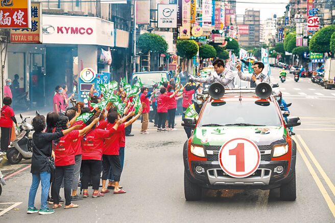 民進黨新北市長候選人林佳龍23日前往土城車隊掃街，與新北市長侯友宜掃街時間僅相差幾小時，又在同一地點上車，較勁意味濃厚。（林佳龍競辦提供／蔡雯如新北傳真）