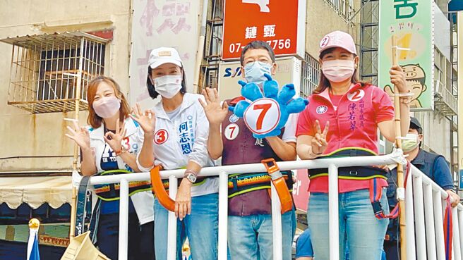 国民党高雄市长候选人柯志恩（左二）23日持续车扫，从国民党高雄市党部出发，由市议员候选人许采蓁（左一）、黄绍庭（右二）、陈若翠（右）陪同，绕着前金、新兴、苓雅等行政区拜票。（柯宗纬摄）