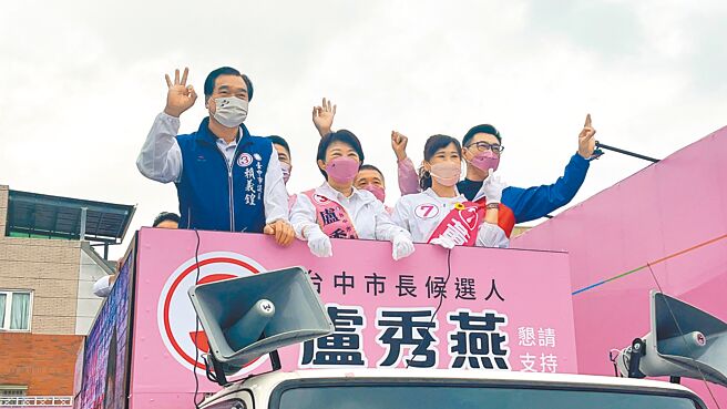 台中市長盧秀燕力拚連任，23日早上由競選總幹事江啟臣、顏文正、顏寬恒及議員賴義鍠、議員候選人黃佳恬、鄭伯其等陪同車隊掃街。（張亦惠攝）