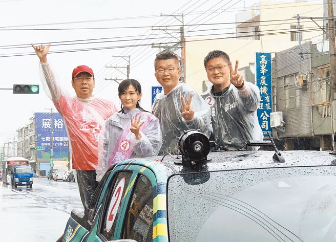 民進黨台中市長候選人蔡其昌（右二），昨天在市議員候選人施志昌（右一）、謝志忠（左一）、廖芝晏（左二）陪同下，於豐后及甲安埔冒雨進行掃街拜票。（陳世宗攝）