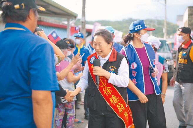 拚连任的国民党花莲县长徐榛蔚允诺，连任后将继续辅导农友，提升在地农产质量与销量，朝打造全国有机首都迈进。（国民党花莲县党部提供／罗亦晽花莲传真）