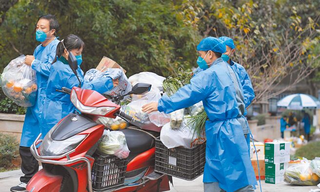 大陆防疫措施多头马车，就算中央三令五申防控要科学精准，但是在迭床架屋的防控要求下，层层落实到基层社区时，最后还是由街道的工作人员说了算。图为工作人员为小区居民转送生活物资。（中新社）