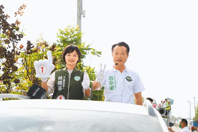 民进党嘉义县长候选人翁章梁（右）持续在各乡镇陪同党籍乡镇市长、议员候选人车队扫街拜票。（翁章梁竞选总部提供／吕妍庭嘉义传真）