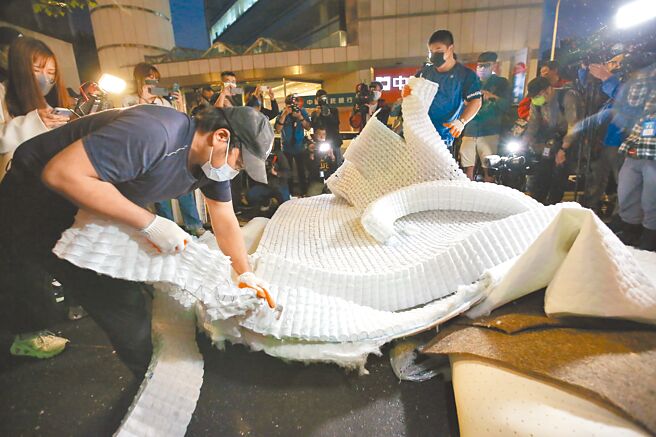 S Hotel昨销毁并非千万床垫，而是市价约台币10万的英国名床。（陈俊吉摄）