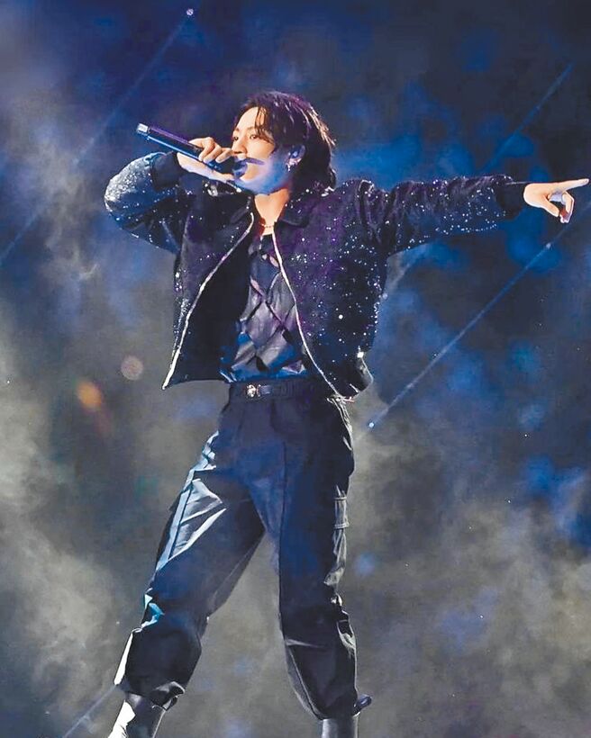 韩团BTS的田柾国穿着VERSACE刺绣Barocco飞行夹克、Medusa Biggie工装裤内搭菱形镂空设计背心，登上世界杯开幕表演舞台。（VERSACE提供）