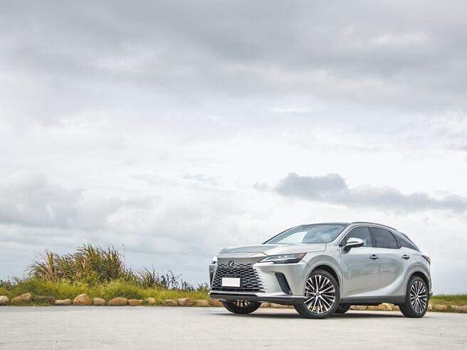 Lexus RX 350h车头採取渐层式格栅设计，并保留经典悬浮式车顶，车侧线条更显饱满的肌肉感。（陈大任摄）