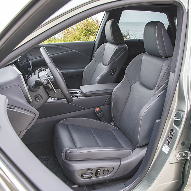 驾驶座椅造型提供绝佳支撑性。（陈大任摄）