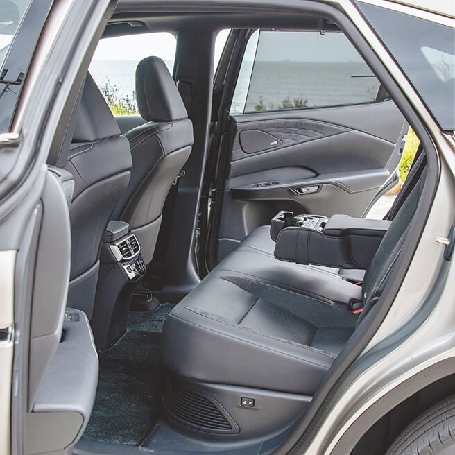 后座宽敞舒适，车窗附遮阳帘。（陈大任摄）