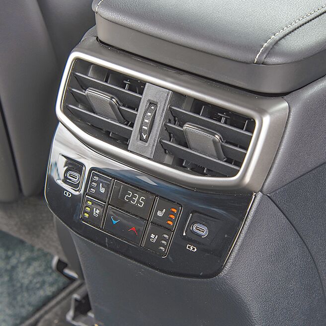 后座空调出风与恒温控制面板。（陈大任摄）