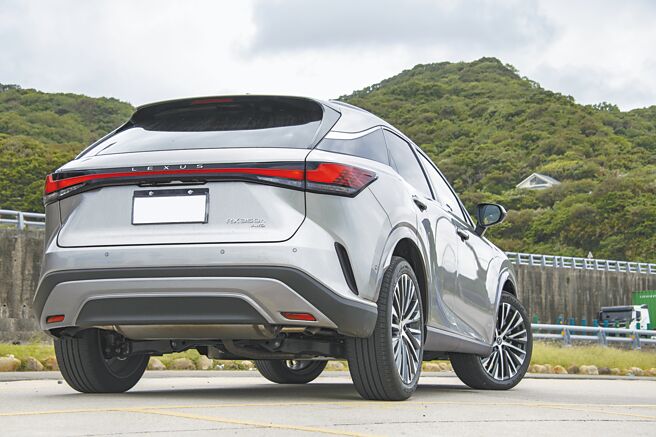 车尾採类Coupe小鸭尾设计。（陈大任摄）