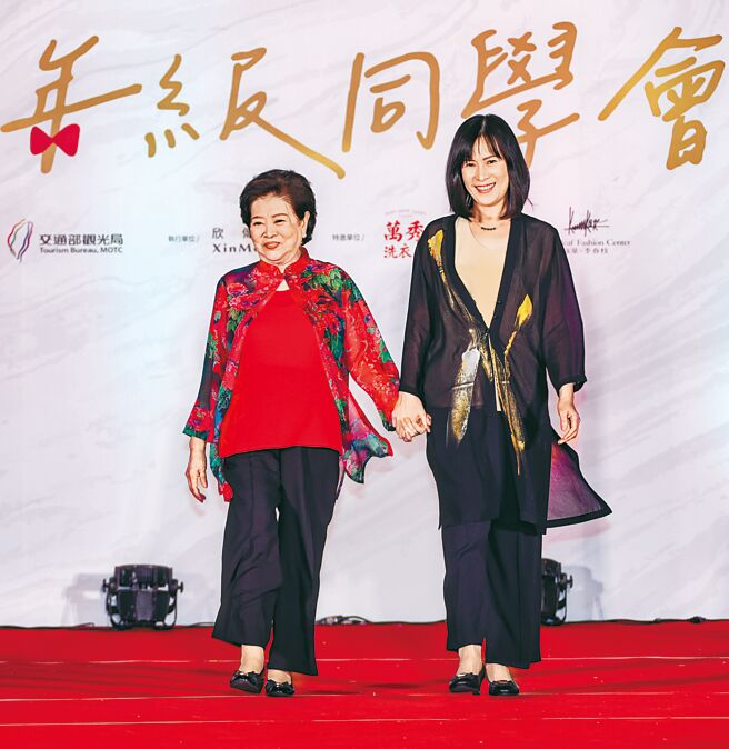 陳淑芳（左）昨和交通部觀光局業務組組長湯文琦走秀。（羅永銘攝）