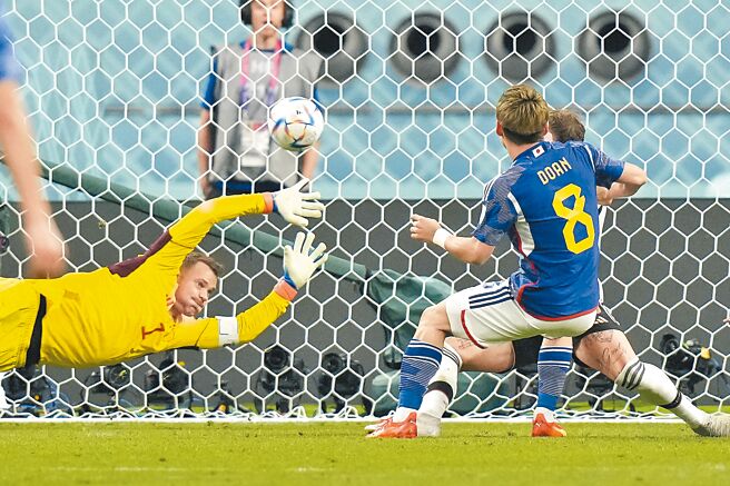 日本替补球员堂安律在下半场射入追平球。（美联社）