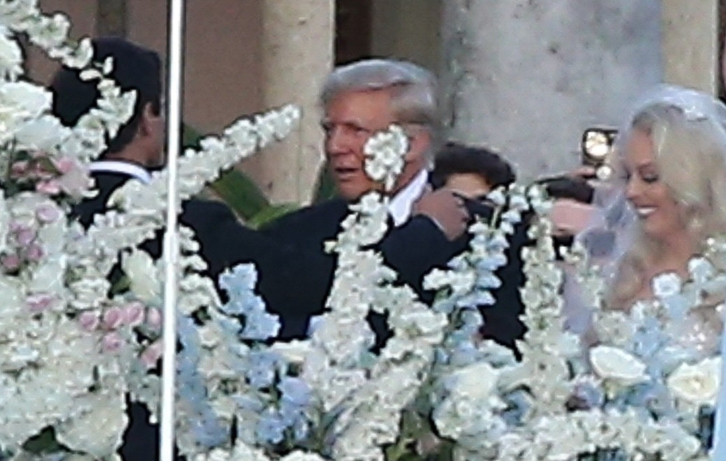 美国前总统川普（中）11月11日在佛州棕榈滩的海湖庄园（Mar-A-Lago）为小女儿蒂芬妮（Tiffany Trump，右）和黎巴嫩富二代布罗斯（Michael Boulos，左）主持了婚礼。（达志图库/TGP）(photo:ChinaTimes)