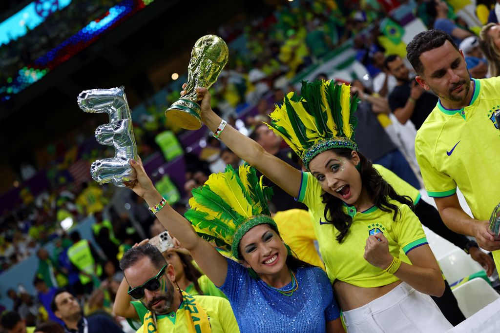 国际足联FIFA预估多达150万名旅客入境卡达朝圣世界盃；图为路萨尔地标体育场进行巴西对塞尔维亚赛事，巴西球迷到场支持。图/路透社(photo:ChinaTimes)