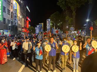 選前之夜感性催票 饒慶鈴、陳銘風、吳秀華台東市徒步掃街