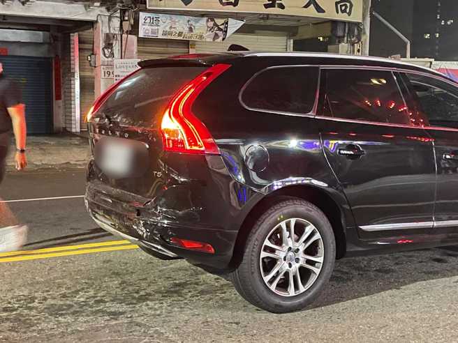 公车朝前方Volvo休旅车衝撞，公车车头凹陷、挡风玻璃碎裂、保险杆脱落，但特别的是休旅车仅钣金些微擦伤，毫无凹陷、玻璃也没破。（翻摄自脸书「重机车友 ❘ 各区路况天气、资讯分享中心」）