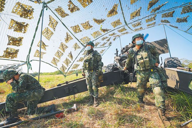 陆军四三炮指部上兵站大门哨溜回寝室睡觉 ，让情趋险放空。图为四三炮指部演训画面。(资料照与当事人无关/军闻社)