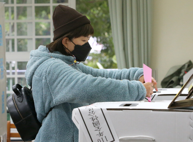 26日除九合一选举登场外，还有18岁公民权的修宪复决要投。（资料照／赵双杰摄）