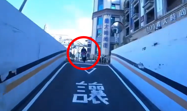 骑士超车后疑因车速过快，出地下道时直接「飞起来」腾空一段距离，又因道路缩减反应不及，骑士当场自摔。（翻摄自脸书「重机车友 ❘ 各区路况天气、资讯分享中心」）
