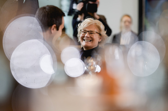 德国国防部长兰布雷希特（Christine Lambrecht） （中）在柏林总理府举行的每周内阁会议上大笑。（美联社）