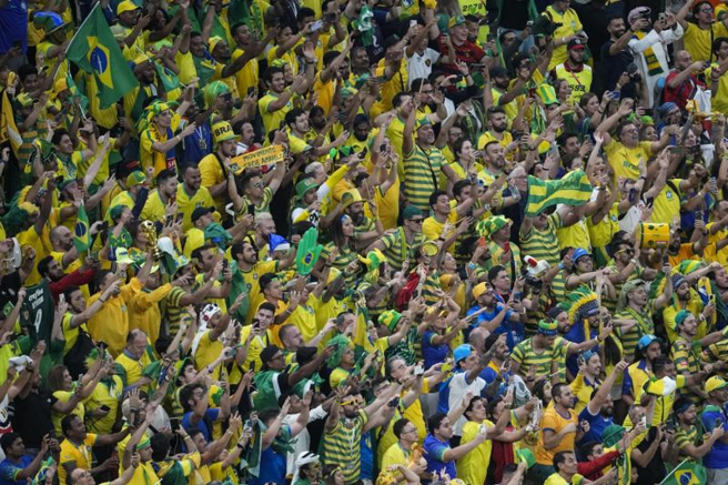 巴西球迷在世足赛场加油。（美联社）