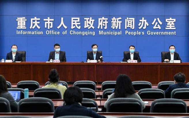重慶全域協同防控奏效疫情三個下降社會面感染者占比從63％下降至8％。圖為重慶市新冠疫情防控工作新聞發布會。（新華社）