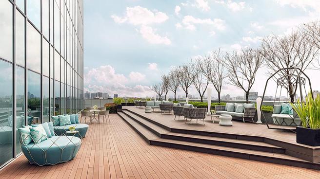 （台北国泰万怡酒店将于14楼Drift Lounge&amp;Bar户外露臺举办2023跨年派对，即日起至12月25日前预订可享免服务费早鸟优惠。图／台北国泰万怡酒店）